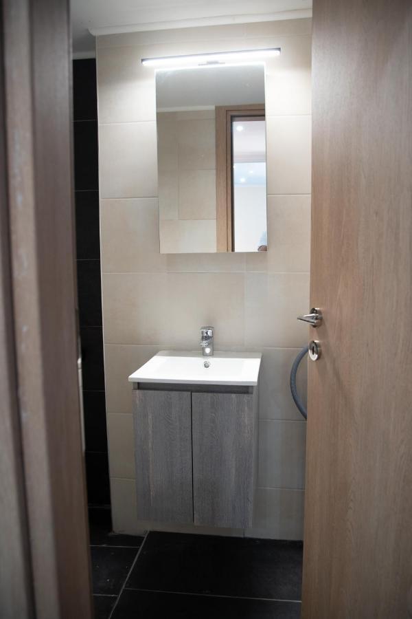 Modern Apartment Downtown เอเธนส์ ภายนอก รูปภาพ